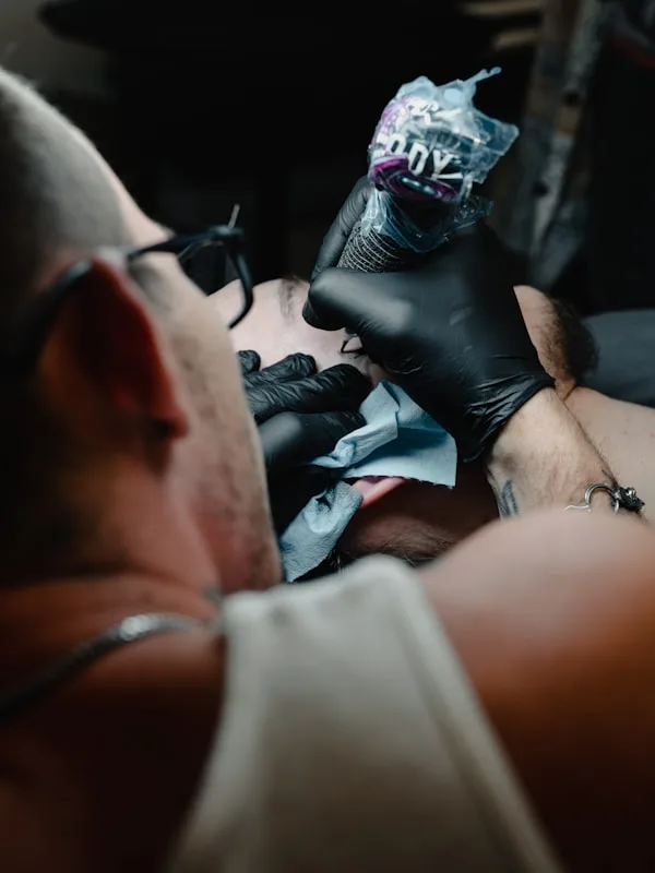 Artiste tatoueur au travail