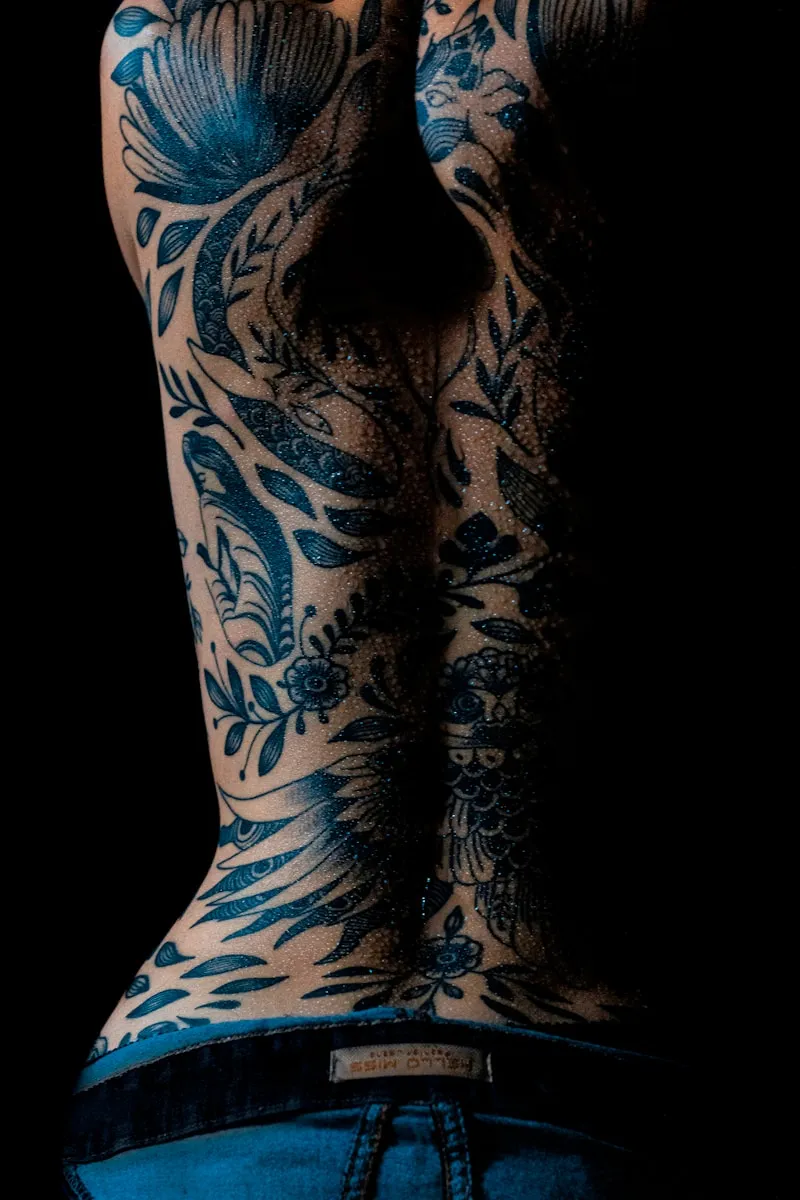 Tatouage blackwork botanique sleeve et torse