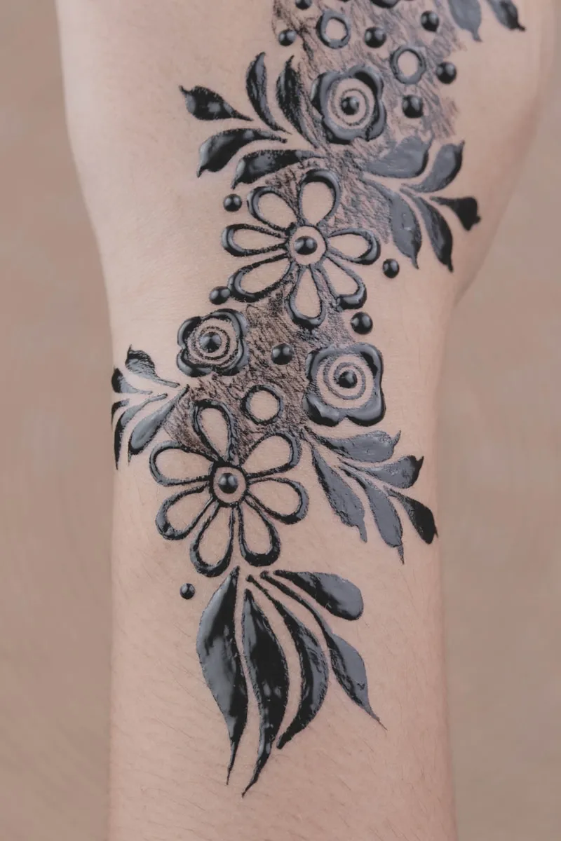 Tatouage blackwork fresque florale noire