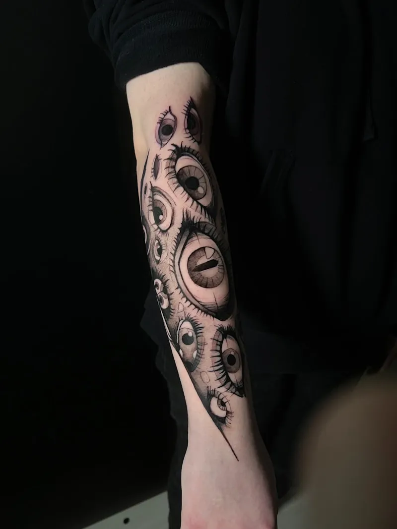 Tatouage blackwork yeux surréalistes