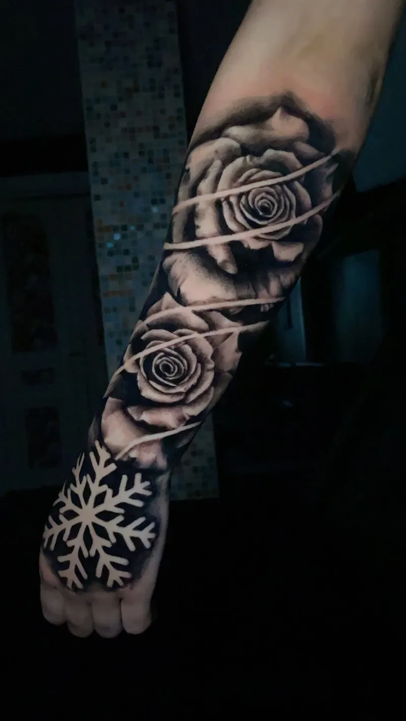 Tatouage blackwork roses sur bras