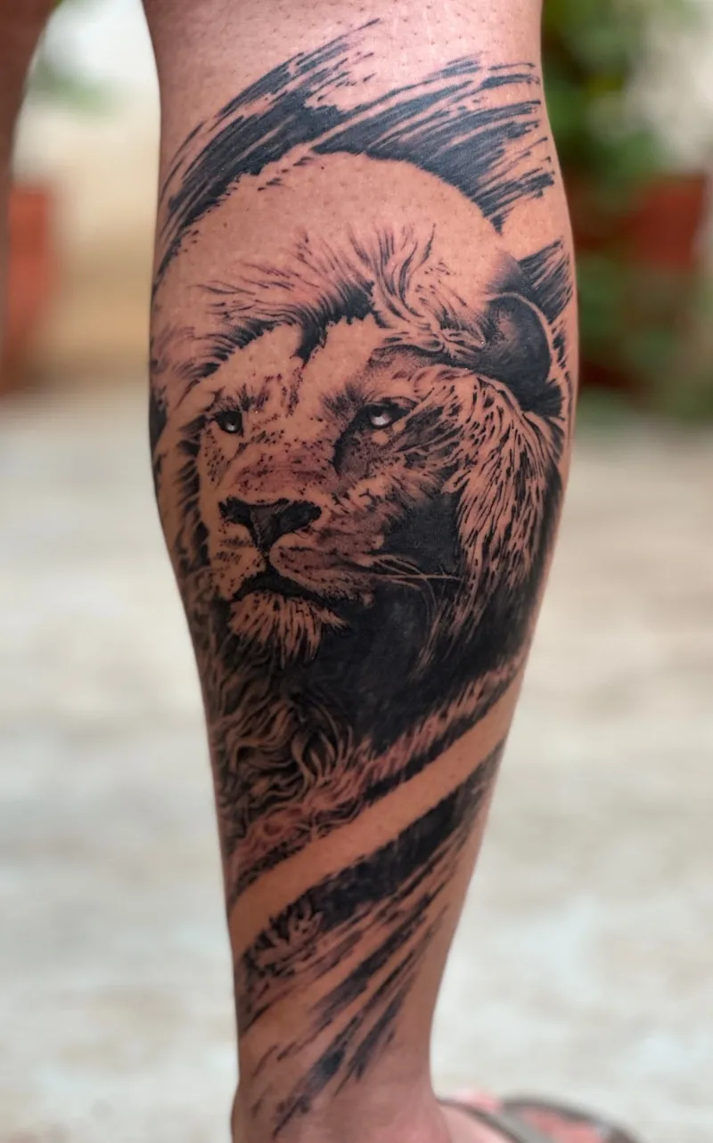Tatouage lion réaliste sur mollet