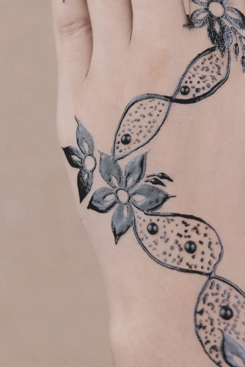 Tatouage vigne florale sur main