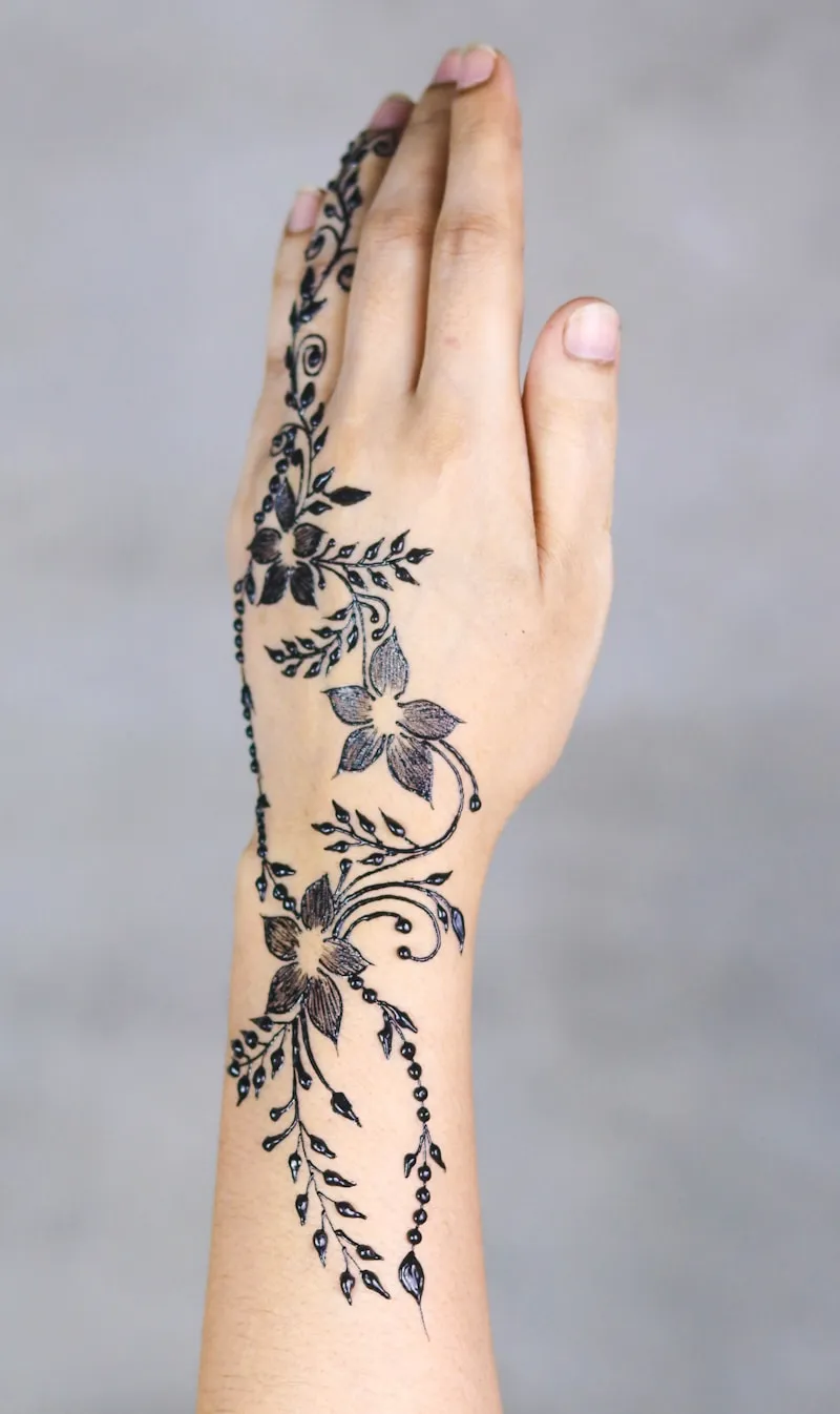 Tatouage floral sur la main