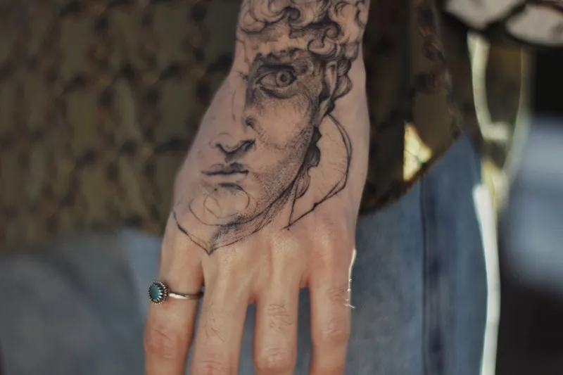 Tatouage rose noire réaliste